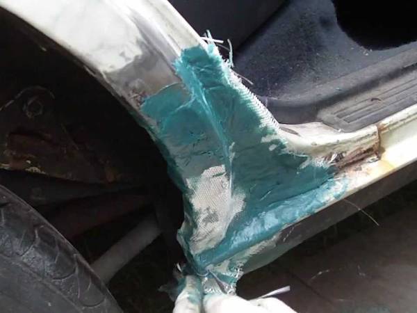 Repair the car with fiberglass cloth.